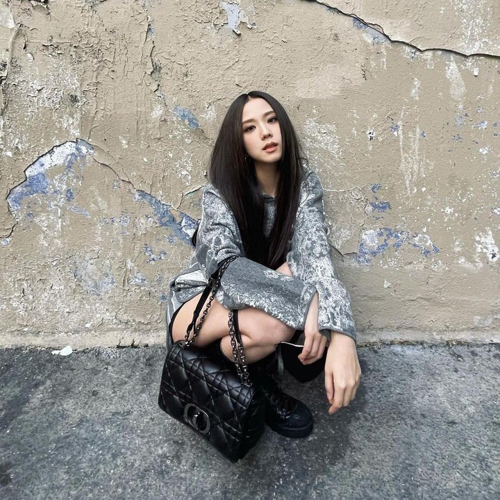 <p>Pemilik nama lengkap Kim Ji Soo itu menduduki posisi pertama dan berhasil mengalahkan Tzuyu TWICE di urutan kedua, serta Lisa BLACKPINK di urutan ketiga. Adapun Dilraba Dilmurat berada di posisi kelima. (Foto: Instagram @sooyaaa__)</p>