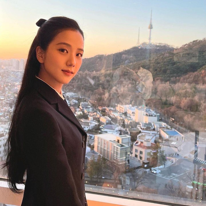 <p>Tak hanya cantik dan bersuara emas, Jisoo BLACKPINK juga berbakat di bidang akting. Belum lama ini, ia membintangi drama Korea <em>Snowdrop</em> bersama aktor Jung Hae In. Peran utama perdananya itu menuai banyak pujian dari penonton, Bunda. (Foto: Instagram @sooyaaa__)</p>