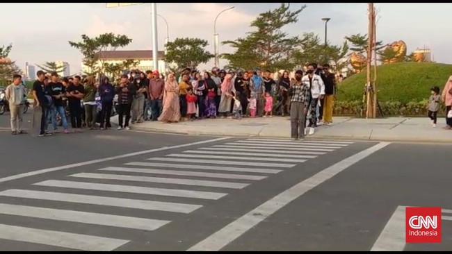Anak-anak muda menggelar kegiatan fashion week dengan memanfaatkan zebra cross di Center Poin Of Indonesia, Makassar.