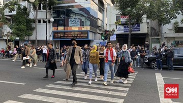 Tunjungan Fashion Week di Surabaya direspons negatif oleh pengguna jalan karena dianggap mengganggu lalu lintas