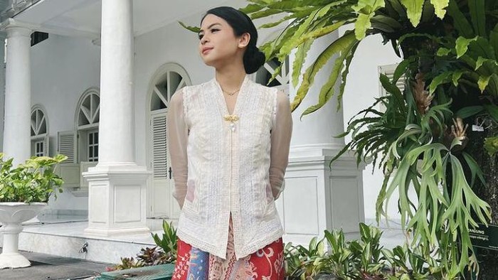 Get The Look: Inspirasi Outfit Kebaya Ala Maudy Ayunda untuk Sambut Hari Kebaya