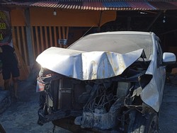 Oleng Usai Tabrak Motor, Mobil Hantam Warung di Jalan Parangtritis Bantul