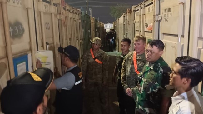 Pelindo II Panjang Lampung menyatakan tricon kontainer isi ratusan senjata itu tak masuk dalam manifest. TNI mengklaim senjata itu untuk kebutuhan Garuda Shield
