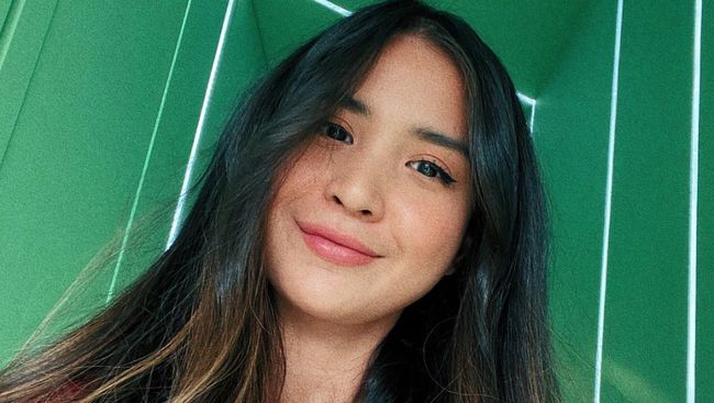 Sebagaimana orang tua lainnya, Putri Titian dibuat cemas karena buah hatinya, yang tumbuh di masa pandemi, mulai memasuki sekolah. Apa yang menjadi siasatnya?