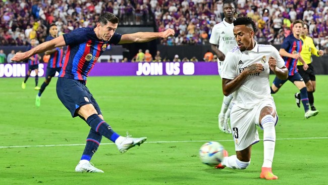 Barcelona mengalahkan Real Madrid 1-0 pada laga pramusim di Las Vegas, Minggu (24/6) siang WIB. Robert Lewandowski menjalani debut pada laga ini.