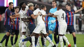 FOTO: Ribut-ribut di El Clasico Berstatus Persahabatan