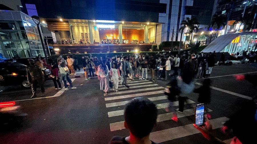 Suasana Citayam Fashion Week malam ini Suasana Citayam Fashion Week malam ini