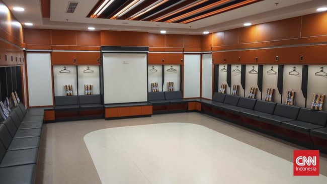 Melihat langsung suasana ruang ganti pemain yang luar biasa di Jakarta International Stadium (JIS).