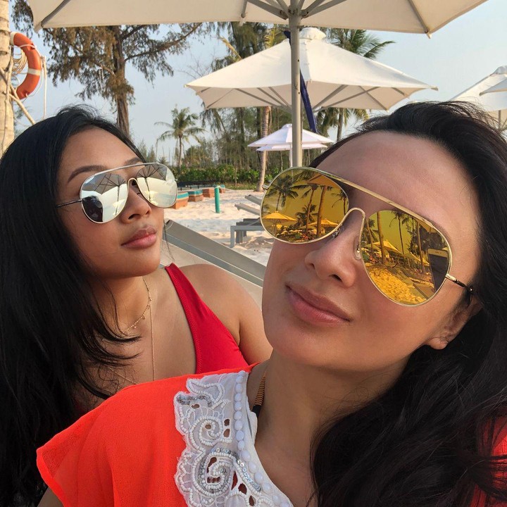 <p>Tengok saja potret mereka ketika tampil kece memakai <em>sunglasses</em> di pantai. (Foto: Instagram @tatacahyani)</p>