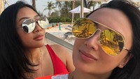 <p>Tengok saja potret mereka ketika tampil kece memakai <em>sunglasses</em> di pantai. (Foto: Instagram @tatacahyani)</p>