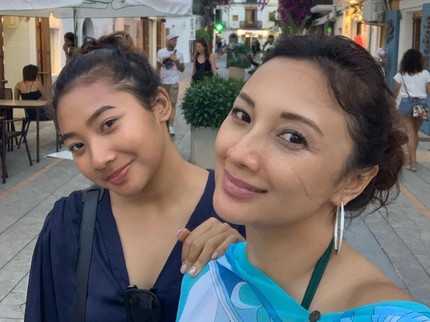 7 Potret Tata Cahyani dan Sang Putri Gayanti Hutami, Cantik Manis Bestie Banget