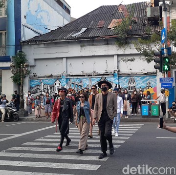 Surabaya Punya Tunjungan Fashion Week, Tapi Dibubarkan oleh Satpol PP! Ini Alasannya