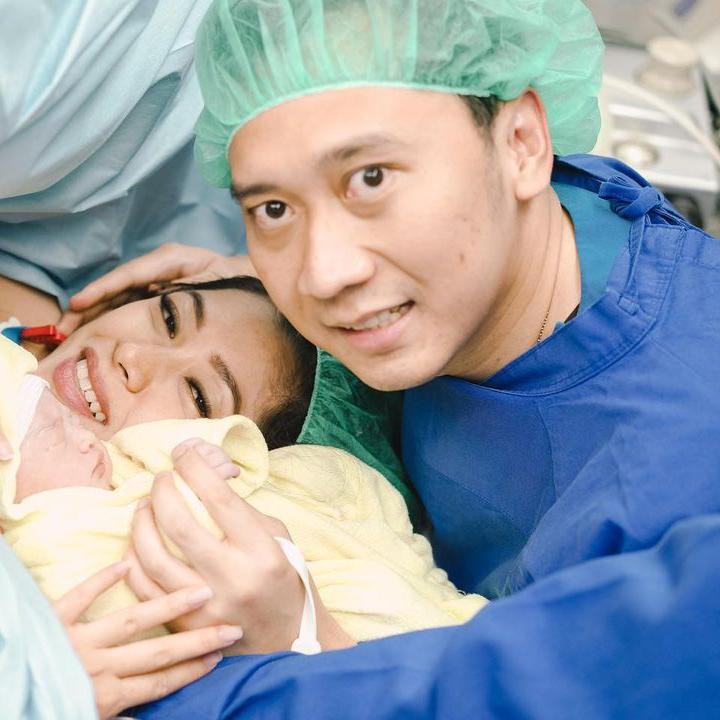 <p>Aliya Rajasa, istri dari Ibas Yudhoyono ini baru saja menyambut kehadiran anak keempatnya berjenis kelamin perempuan bernama Alisha Prameswari Yudhoyono di usia 36 tahun. Aliya mengakui pertama kali rasakan persalinan caesar lantaran menurunnya level air ketuban yang ditengarai COVID-19. (Foto: Instagram @ruby_26)</p>