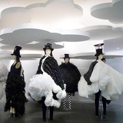 5 Desainer Anti-Fashion Ternama di Dunia, Konsepnya Unik dan Menarik!