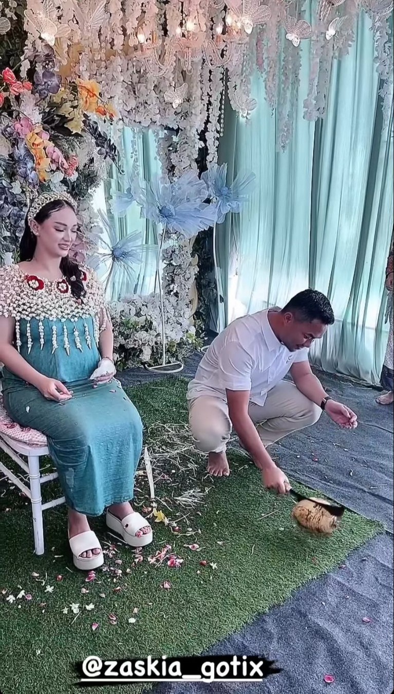 7 Bulanan Zaskia Gotik 7 Bulanan Zaskia Gotik