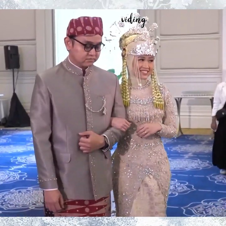 <p>Setelah Bintang Emon melakukan ijab kabul, Alca Octaviani datang memasuki area pelaminan bersama kakak tercinta. Ia tampil memesona dalam balutan gaun pengantin berwarna nude. (Foto: YouTube Bintang Emon)</p>
