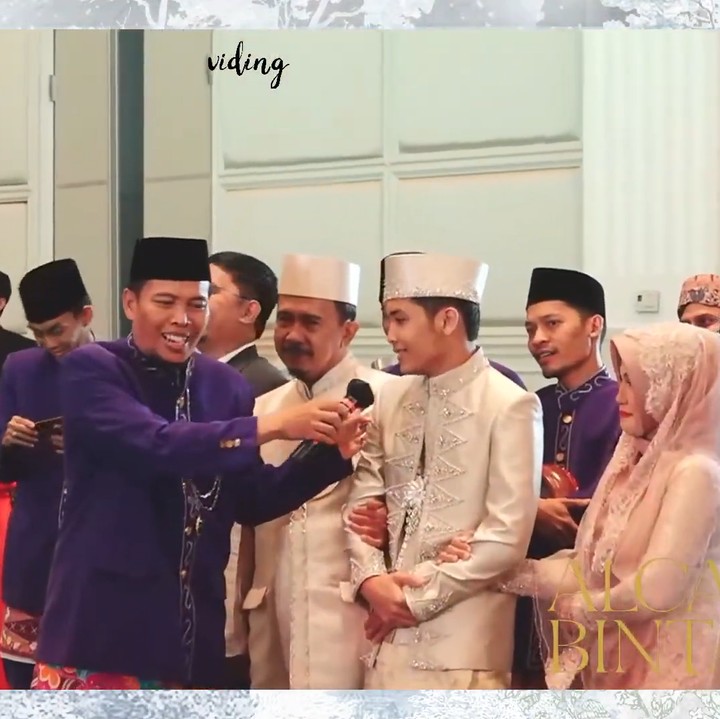 <p>Pemilik nama lengkap Gusti Muhammad Abdurrahman Bintang Mahaputra itu menggelar akad nikah di The Tribrata Dharmawangsa, Jakarta Selatan. Acara dibuka dengan tradisi Betawi, di mana kedua keluarga saling melakukan pantun dan tarian pencak silat. (Foto: YouTube Bintang Emon)</p>