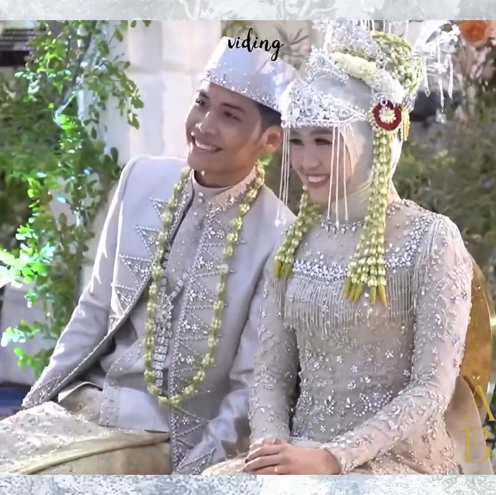 <p>Akad nikah berjalan lancar hingga Bintang Emon dan Alca Octavia resmi menjadi pasangan suami istri. Kebahagiaan begitu terpancar di wajah pasangan ini, Bunda. (Foto: YouTube Bintang Emon)</p>