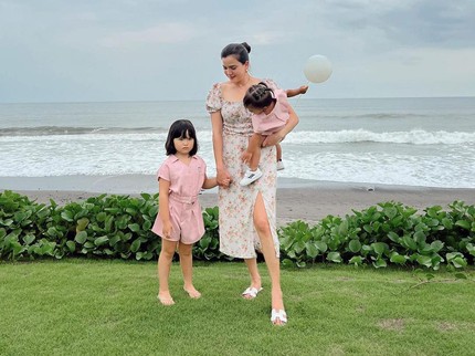 7 Potret Inspirasi OOTD Alice Norin dan Anak Pertama, Alita Suka Pakai Baju Senada