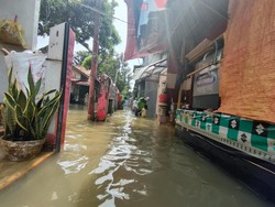 Warga di Depok Keluhkan Kali Tersumbat Sampah Bikin Rumah Terendam Banjir