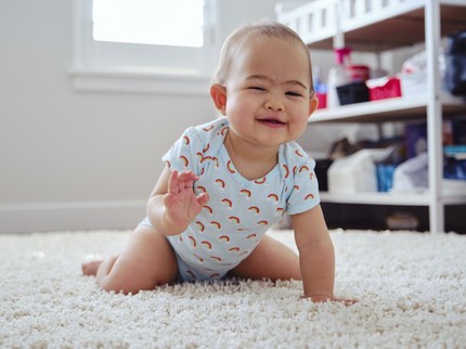 Bayi Merangkak Usia Berapa? Simak Tahapan, Gaya, dan 3 Cara Stimulasinya