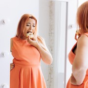 Benarkah Makan di Depan Cermin Bisa Turunkan Berat Badan? Ini Penjelasan Ahli!