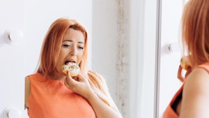 Benarkah Makan di Depan Cermin Bisa Turunkan Berat Badan? Ini Penjelasan Ahli!