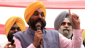 Menteri India Masuk RS Gegara Minum Air Sungai Suci