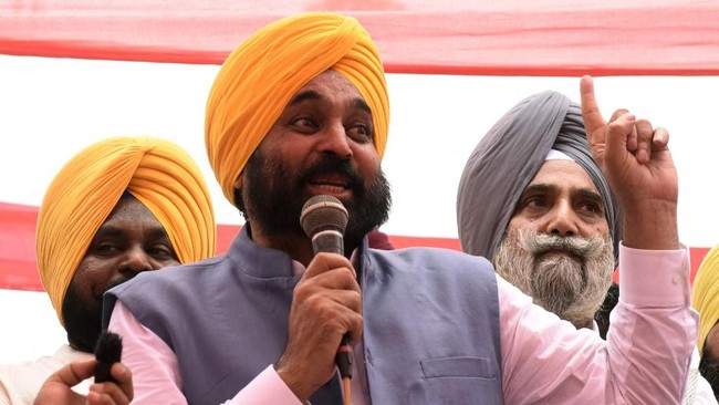 Bhagwant Mann, Menteri Kepala Punjab, India, dilarikan ke rumah sakit usai menenggak satu gelas air dari sungai yang dianggap suci, Kali Bein.