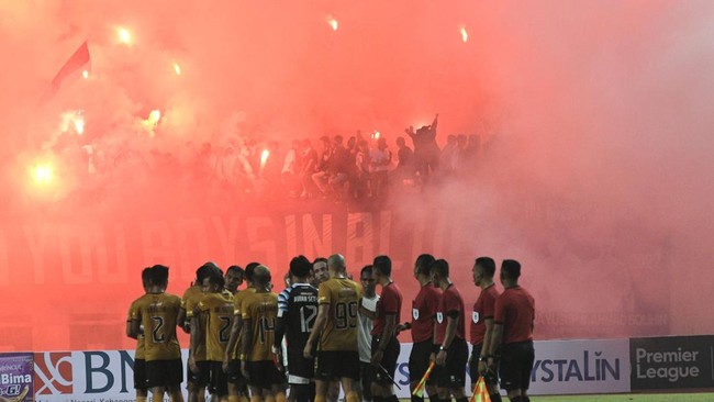 Pelatih Persib Bandung Robert Alberts berharap dukungan penuh tanpa flare Bobotoh saat melawan Madura United pada lanjutan Liga 1.