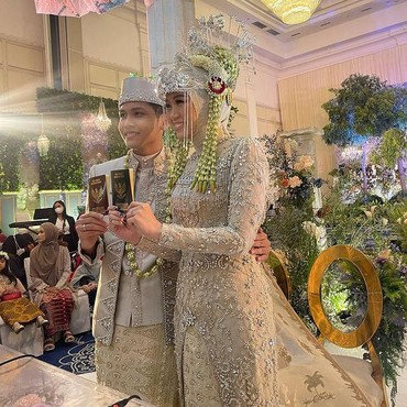 8 Momen Bahagia Pernikahan Bintang Emon & Alca dengan Mahar Uang Dolar