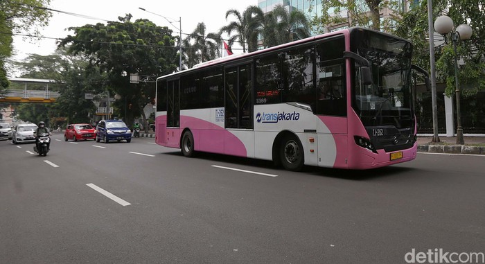 Selain angkot, kamu juga bisa menemukan simbol perjuangan pada TransJakarta. Ada bus pink TransJakarta yang dibuat khusus untuk memberi ruang aman kepada para perempuan.(Foto: Agung Pambudhy/detikcom)