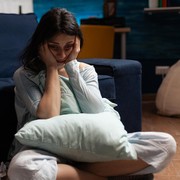 Banyak Orang Mengalami Overthinking Menjelang Waktu Tidur, Ini Penyebabnya Kata Psikolog!