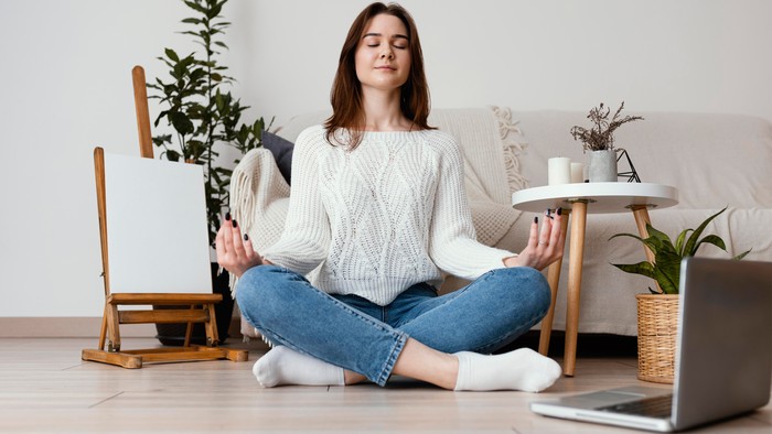 Mempelajari tentang mindfulness untuk mengurangi kebiasaan overthinking.