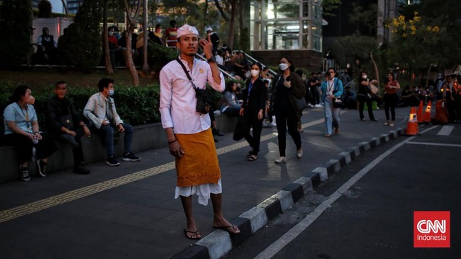 Citayam Fashion Week (CFW) sempat ricuh usai sejumlah petugas mengangkut motor milik pengunjung yang berada di kawasan Dukuh Atas, Jakarta Pusat.