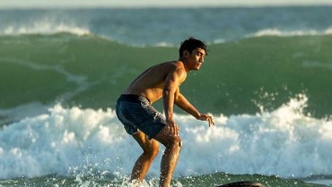 Hot Banget, Foto Daffa Wardhana Telanjang Dada Surfing di Bali