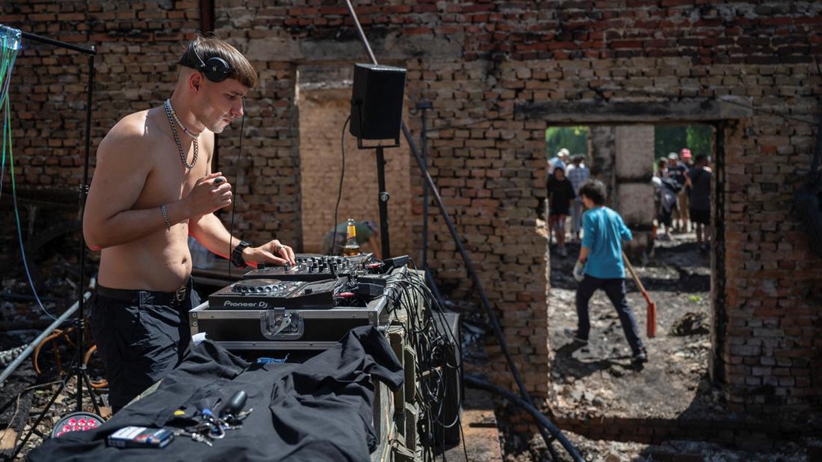 FOTO: Membersihkan Puing Serangan Rusia di Ukraina Diiringi DJ