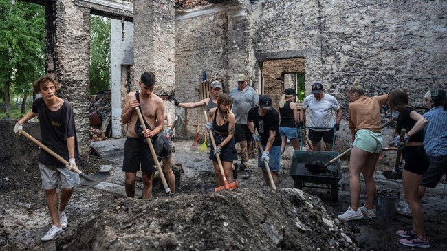 FOTO: Membersihkan Puing Serangan Rusia di Ukraina Diiringi DJ