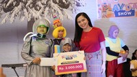 <p>Inilah pemenang pertama parade kostum HaiBunda Sayang Anak, Bunda Meri dan Dhea yang berusia 5 tahun. Bunda dan anak ini mengusung kostum bertema Astronot. Menariknya mereka memanfaatkan botol bekas air mineral, selang mesin cuci, kardus, dan menjahit sendiri. "Enggak menyangka banget bisa menang, dapat juara satu lagi. Karena kostum-kostum yang lain bagus-bagus," ungkap Bunda Meri, Jakarta Barat. (Foto: HaiBunda)</p>