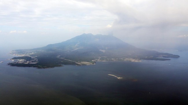 Kemlu RI menuturkan setidaknya 566 WNI tinggal di Prefektur Kagoshima, Jepang, dekat gunung berapi Sakurajima yang meletus pada Minggu (24/7). 