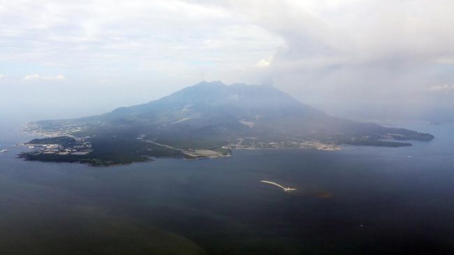 Gunung Sakurajima Jepang Meletus, 566 WNI Waspada Letusan Susulan Kemlu RI menuturkan setidaknya 566 WNI tinggal di Prefektur Kagoshima, Jepang, dekat gunung berapi Sakurajima yang meletus pada Minggu (24/7).