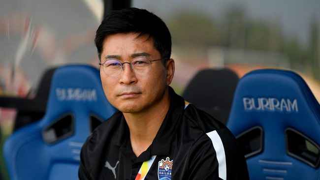 Liga Singapura akhir pekan lalu diwarnai insiden brutal setelah dua pelatih dari Lion City Sailors dan Tampines Rovers saling cekik, Minggu (24/7).