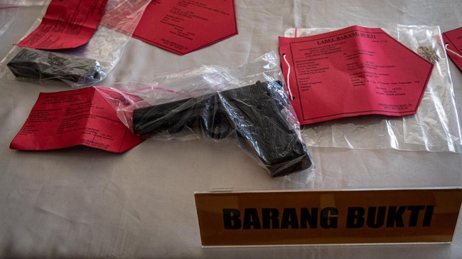 Anggota Polres Sumba Barat, Biptu ER ditetapkan sebagai tersangka setelah menembak warga NTT. Dia terancam 15 tahun penjara.