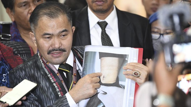 Kamaraddin Simanjuntak membandingkan sikap Bharada E dengan Ferdy Sambo dan Putri yang tak tampak menyesali perbuatan mereka.