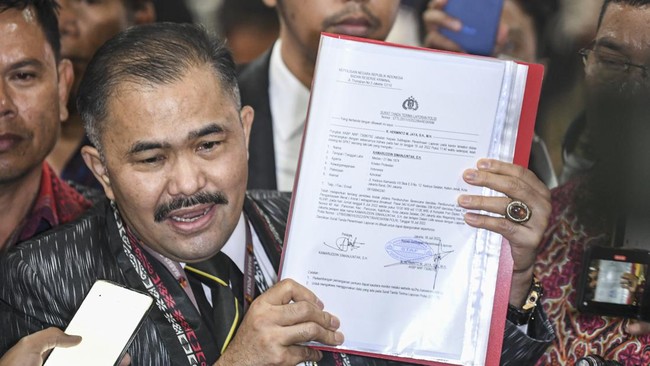 Pengacara Brigadir J respons anggota DPR yang curiga ia mendapat pasokan data dari internal Polri terkait kasus pembunuhan oleh Ferdy Sambo.