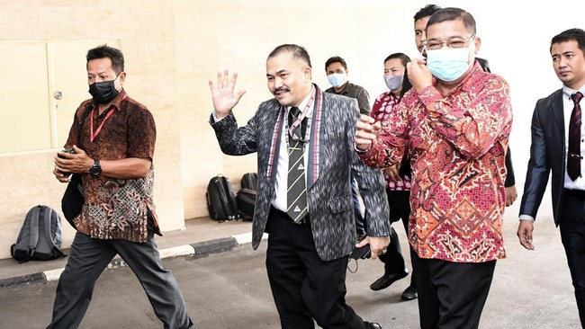 Demokrat melayangkan somasi dan menunggu permohonan maaf Kamaruddin Simanjuntak terkait pernyataannya yang menyebut SBY pernah sujud menyembahnya.