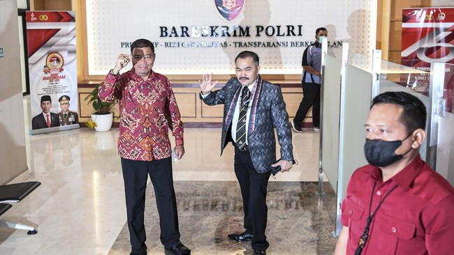 Ditemui saat aksi solidaritas 4 ribu lilin di TIM pada Kamis malam, pengacara keluarga Brigadir J mengaku sudah dapat 5 surat kuasa untuk melaporkan Sambo lagi.