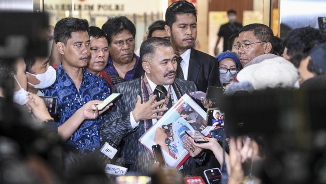 Anggota Komisi III DPR Dipo Nusantara menyebut publik pun menyimpulkan pengacara Brigadir J mendapat pasokan data dari anggota Polri terkait kasus Brigadir J.