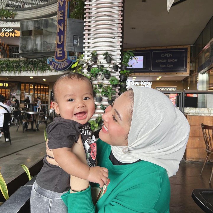 <p>Lahir pada 12 Desember 2021, saat ini Qwenzy sudah berusia 7 bulan, Bunda. “Cintaaa (emoji),” tulis Kesha Ratuliu pada unggahannya. (Foto: Instagram @kesharatuliu05)</p>