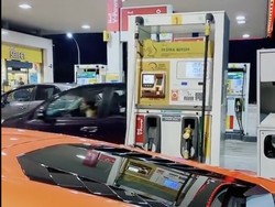 Perempuan Ini Dihujat Gegara Bikin Video Tutorial Isi Bensin Lamborghini